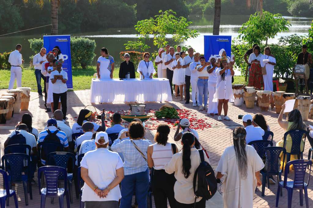 AME5232. CARTAGENA (COLOMBIA), 13/12/2024.- La magistrada de la Jurisdicción Especial para la Paz (JEP), María del Pilar Valencia (c), junto a representantes de 20 municipios del Canal del Dique participan en un acto simbólico este viernes, en Cartagena (Colombia). La JEP oficializa la declaración del Canal del Dique como víctima del conflicto armado colombiano. EFE/Ricardo Maldonado Rozo
