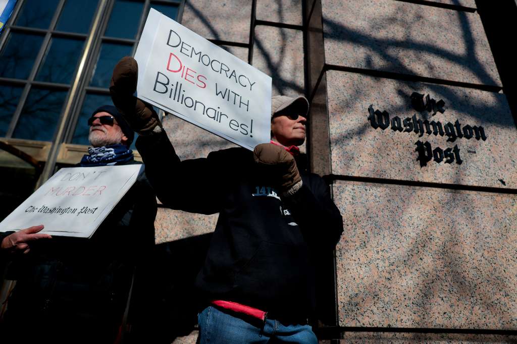 Las personas se unieron a una protesta frente al “Washington Post” tras el despido de más de 300 periodistas.