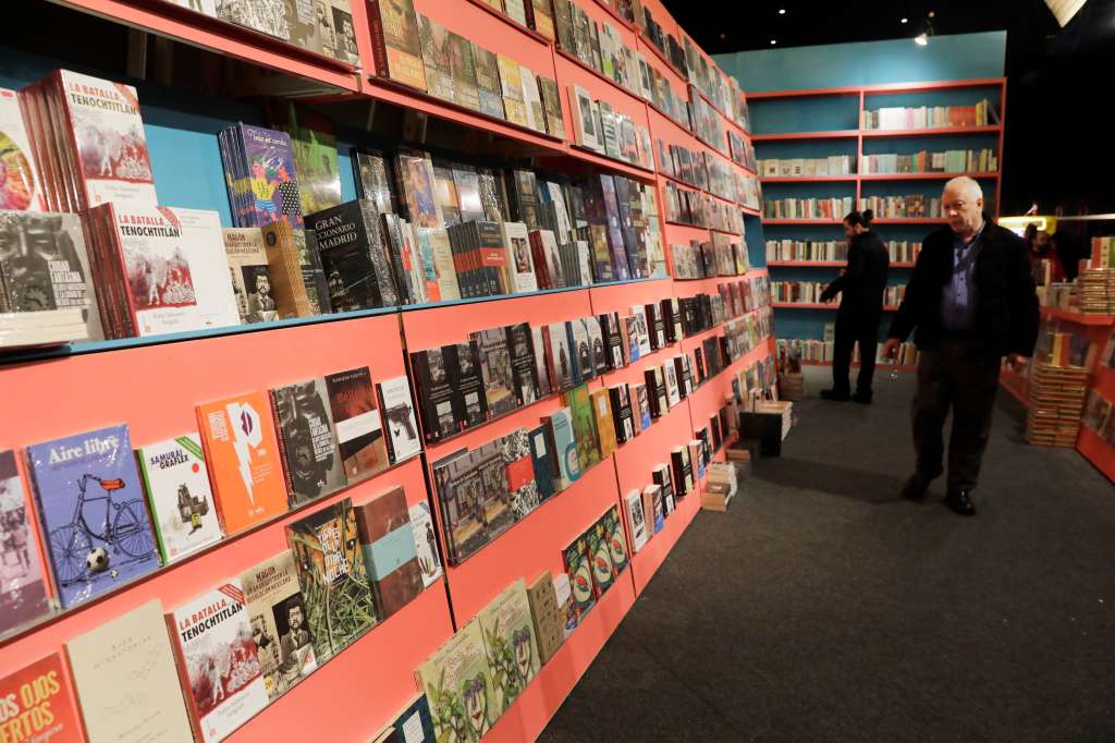 BOGOTÁ (COLOMBIA), 19/04/2023.- Fotografía del 18 de abril de 2023 que muestra a los visitantes que recorren una exhibición de libros en la apertura del pabellón de México, país invitado de honor en la XXXV Feria Internacional del Libro de Bogotá (FilBo) que se realiza en el recinto ferial de Corferias en Bogotá (Colombia). México, país invitado de honor en la XXXV Feria Internacional del Libro de Bogotá (FilBo), cautivó a los visitantes no solo con su rica muestra literaria que abarca desde sus raíces indígenas hasta las voces contemporáneas más destacadas, sino que también ofreció un espacio para adentrarse en la riqueza de su cultura, historia y sabores en el pabellón engalanado con su nombre. EFE/ Carlos Ortega
