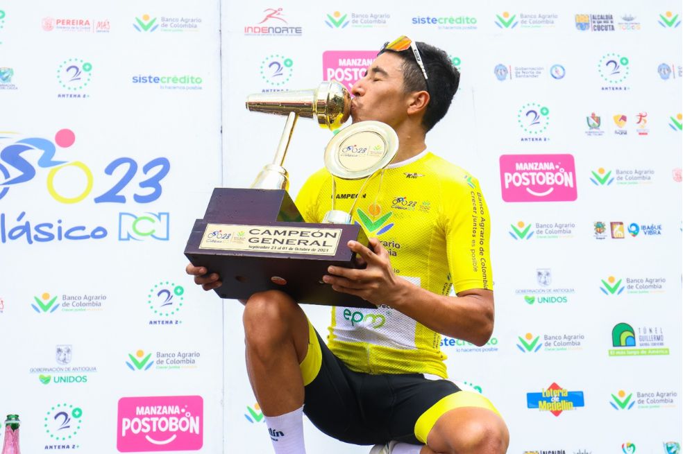 Aldemar Reyes, en el podio del Clásico RCN 2023 con el título de campeón.