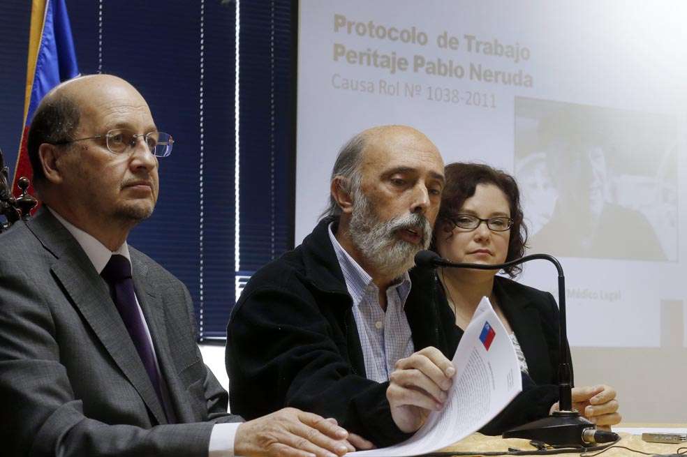 El jefe del Servicio Médico Legal, Patricio Bustos, y el forense Francisco Etxeberría durante la presentación de los resultados sobre la muerte de Pablo Neruda. / EFE