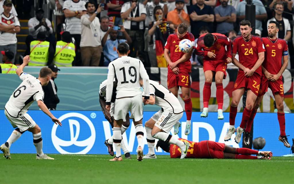 Al Khor (Qatar), 27/11/2022.- Joshua Kimmich of Germany (L) takes a free kick during the FIFA World Cup 2022 group E soccer match between Spain and Germany at Al Bayt Stadium in Al Khor, Qatar, 27 November 2022. (Mundial de Fútbol, Alemania, España, Catar) EFE/EPA/Georgi Licovski