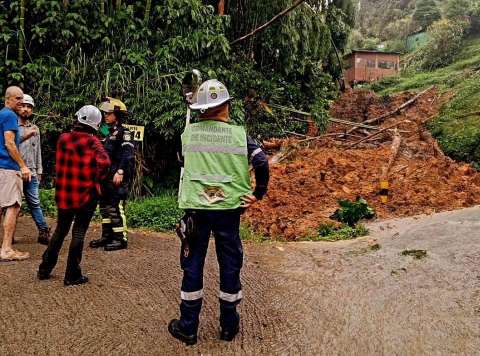 Deslizamiento en La Estrella, Antioquia, obligó a evacuación de más de 100 personas