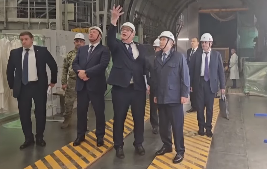 Putin llegó de sorpresa a la planta nuclear. Le dieron un recorrido interno de su funcionamiento.