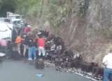 Saquearon camión de carga que se volcó en Alto de la Línea