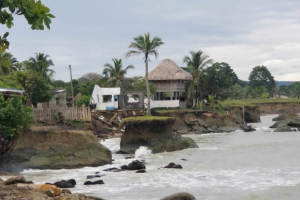En Minuto de Dios, en el Urabá antioqueño, la línea costera ha retrocedido 1.7 metros por año. Una investigación sugiere monitorear las energías de las olas y los procesos subaéreos. / Universidad Eafit