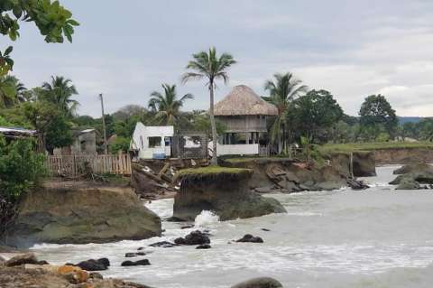 ¿Por qué en el Urabá antioqueño el mar está “destruyendo” los pueblos?