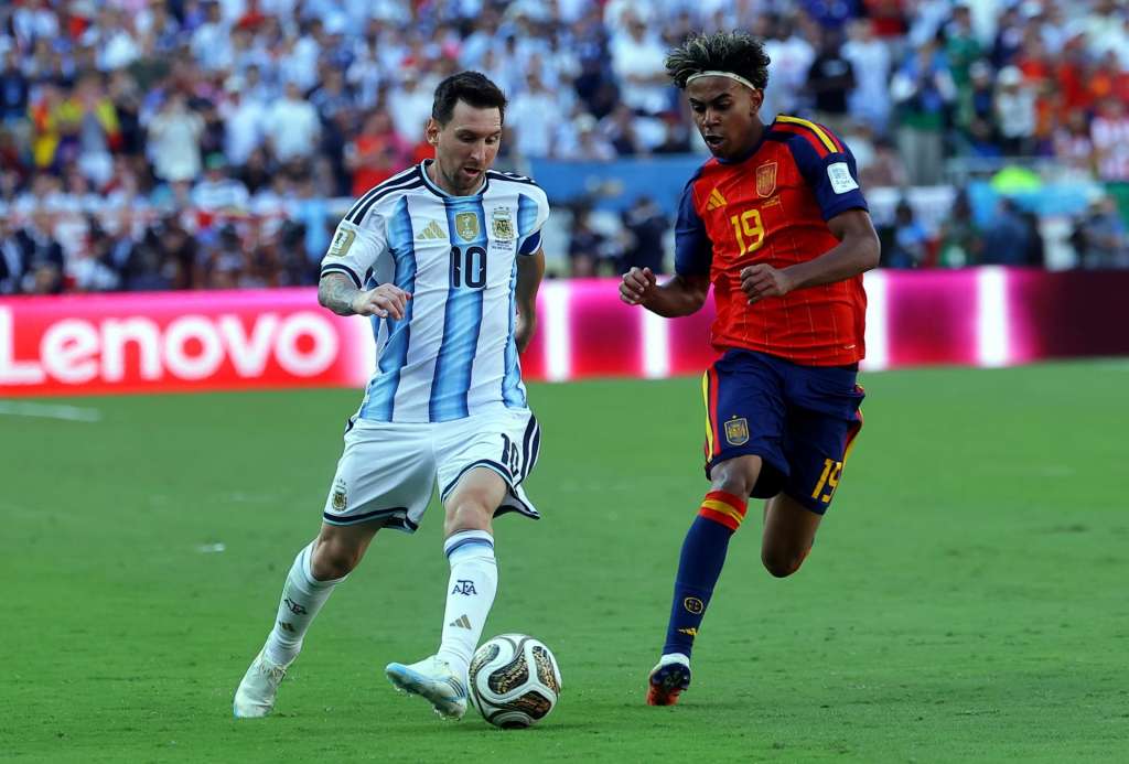EAST RUTHERFORD (United States), 20/07/2026.- Lionel Messi of Argentina (L) and Lamine Yamal of Spain in action during the FIFA World Cup 2026 final match Spain against Argentina, in New Jersey, USA, 19 July 2026. (España) EFE/EPA/CHRISTOPHER NEUNDORF