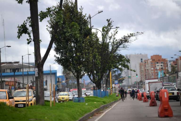 Habitantes del barrio Villa Claudia salieron en pijama para protestar por la tala, pues aseguran estar preocupados del impacto ambiental que pueda a generar.