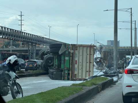Congestión vehicular al norte de Bogotá por camión volcado en la Autopista Norte