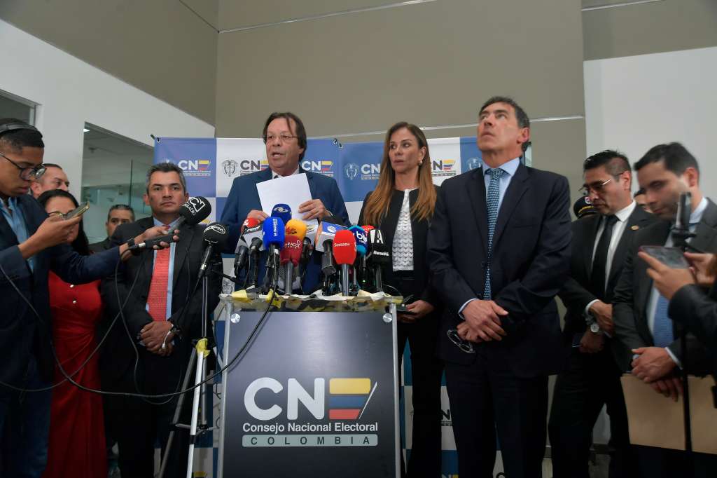 Los magistrados del Consejo Nacional Electoral, César Lorduy, Maritza Martínez y Álvaro Hernán Prada, en rueda de prensa comunicando la decisión de investigar la campaña presidencial de Gustavo Petro.