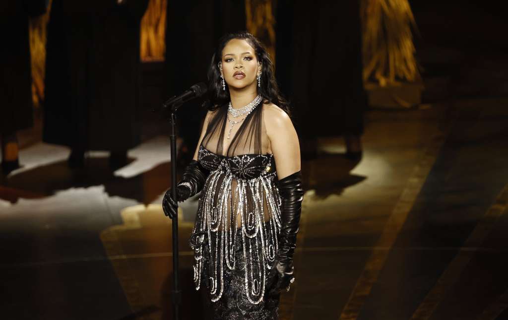 Hollywood (United States), 13/03/2023.- Rihanna performs during the 95th annual Academy Awards ceremony at the Dolby Theatre in Hollywood, Los Angeles, California, USA, 12 March 2023. The Oscars are presented for outstanding individual or collective efforts in filmmaking in 24 categories. (Estados Unidos) EFE/EPA/ETIENNE LAURENT