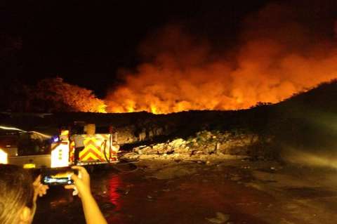 Intentan controlar gran incendio en vertedero de San Andrés