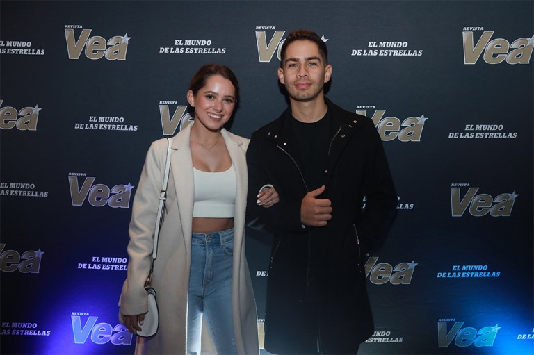 ARELYS HENAO CON PERSONAJES DE LA NOVELA