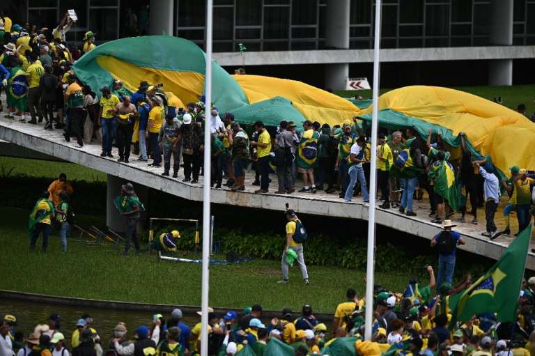 Días antes, el gobierno de Lula había prometido desmovilizar los campamentos de los bolsonaristas instalados en el cuartel del Ejército.