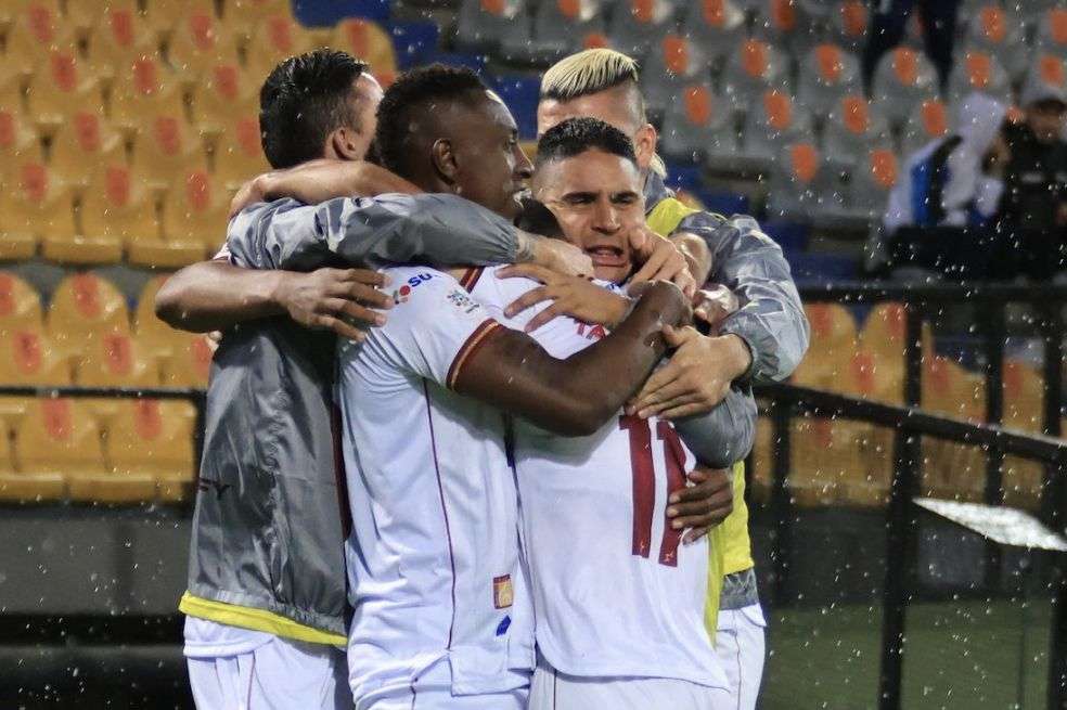 Los jugadores de Tolima celebran el gol que les dio la victoria contra Medellín.