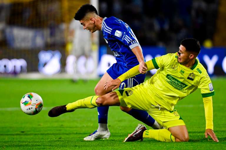 Leonardo Flores disputa un balón con Daniel Ruiz.