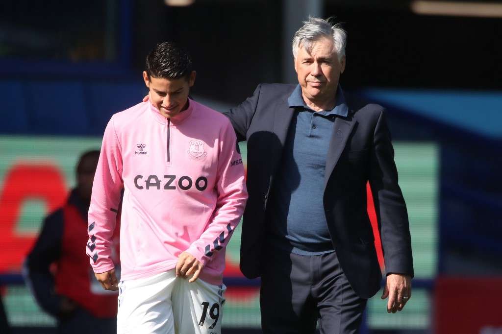 James Rodríguez y Carlo Ancelotti, figura y entrenador del Everton, respectivamente.