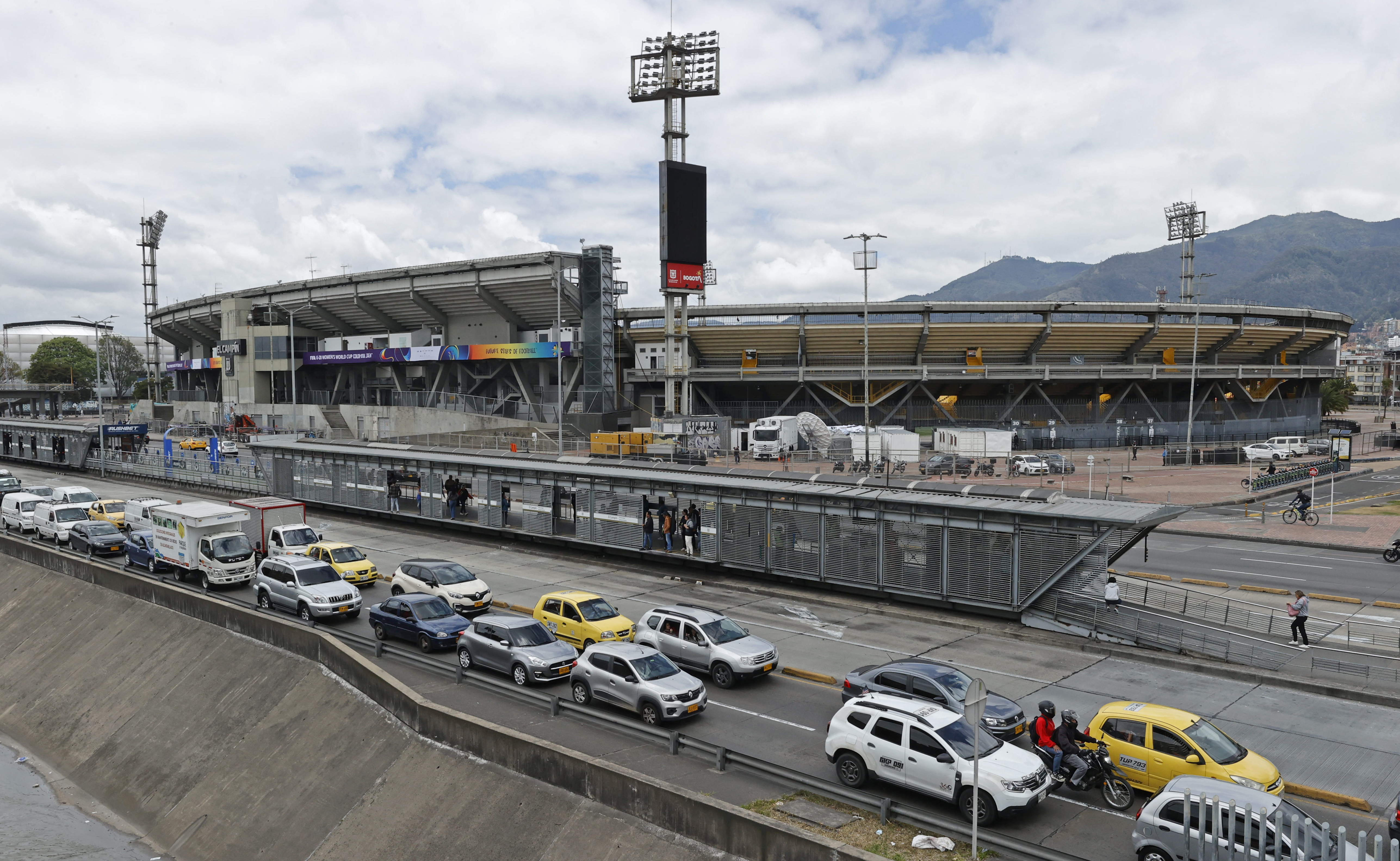 AMDEP5334. BOGOTÁ (COLOMBIA), 28/08/2024.- Fotografía del estadio Nemesio Camacho 'El Campín' este miércoles, en Bogotá (Colombia). Tras meses de trabajos y muchas turbulencias en el calendario de la liga colombiana, los estadios El Campín y de Techo de Bogotá, Atanasio Girardot de Medellín y Pascual Guerrero de Cali ya están listos para acoger los 52 partidos del Mundial Femenino Sub-20, que arranca este sábado. EFE/ Mauricio Dueñas Castañeda