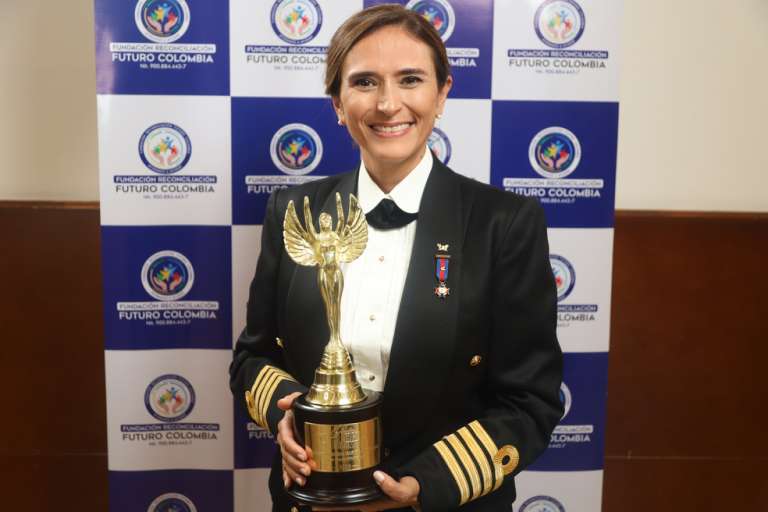 Beatriz Elena Garcia, Capitan de NAvio