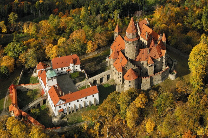La reconstrucción del castillo Bouzov se inició en 1895 y tardó 15 años en concluir. / Cortesía Libor Svá?ek