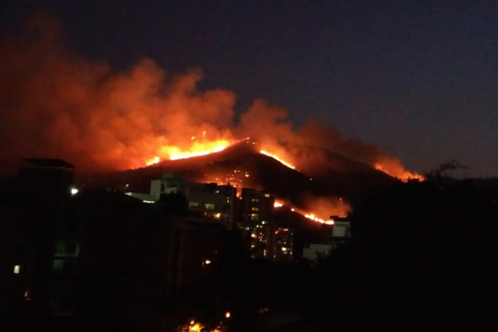 En el lugar de la emergencia hay 142 bomberos, dos brigadas forestales, seis máquinas extintoras y dos carrotanques. / Foto cortesía de Andrés Felipe Salazar