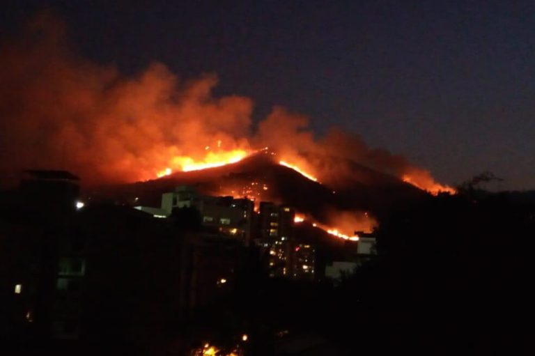 Incendio forestal en cerro Cristo Rey de Cali amenaza al zoológico de la ciudad