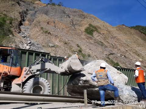 Adelantan trabajos para remover roca gigante que cayó en km 58 en vía al Llano