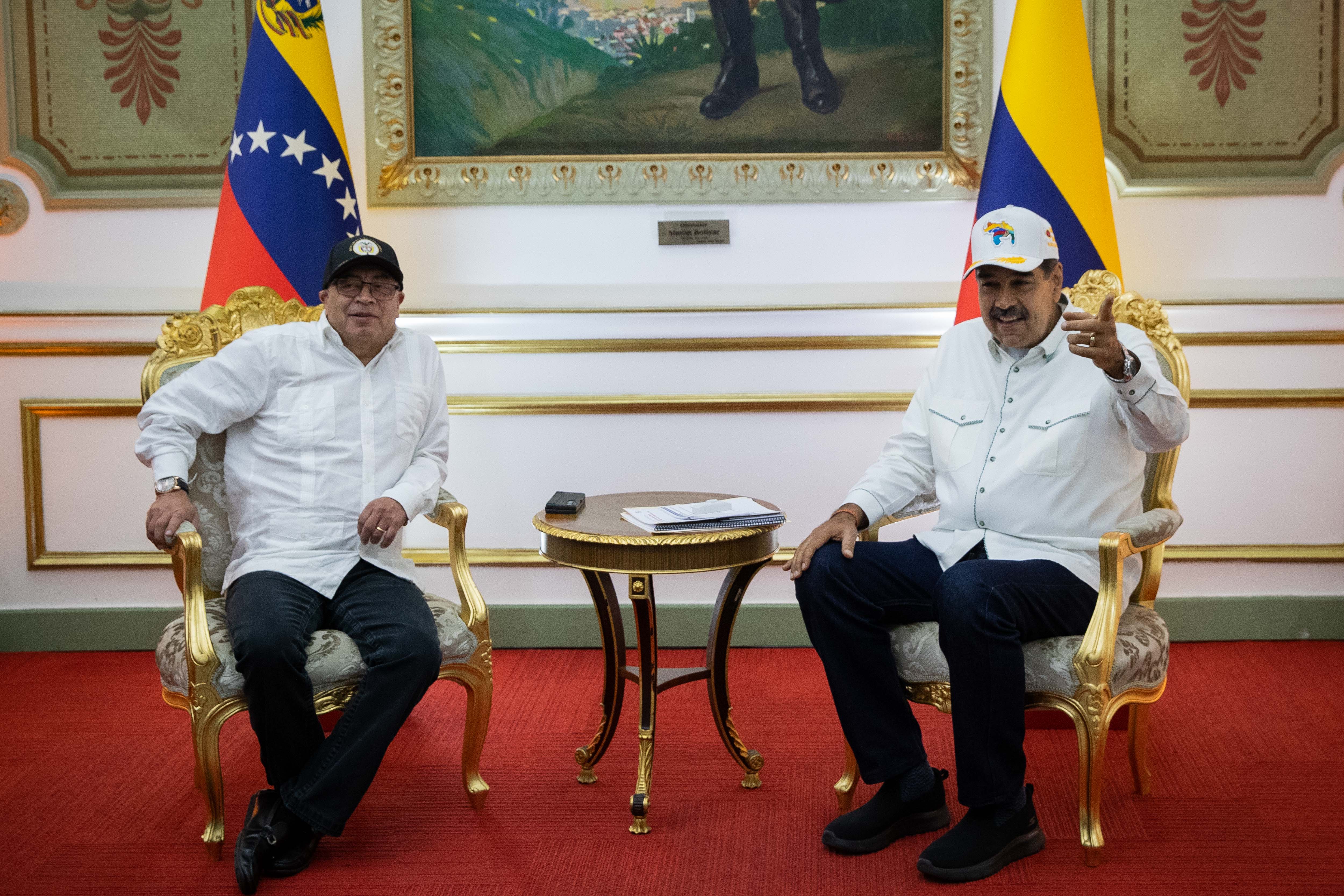 CARACAS (VENEZUELA), 09/04/2024.- El presidente de Colombia, Gustavo Petro  (i), se reúne con el presidente de Venezuela, Nicolás Maduro (d), este martes en el Palacio de Miraflores, en Caracas (Venezuela). El presidente de Venezuela, Nicolás Maduro, recibió este martes a su homólogo de Colombia, Gustavo Petro, en el palacio presidencial de Miraflores, en Caracas, en un momento de especial tensión entre ambos países, después de que el colombiano cuestionara las inhabilitaciones de opositores venezolanos que han impedido sus postulaciones como candidatos a las elecciones presidenciales del 28 de julio. EFE/ Rayner Peña R.