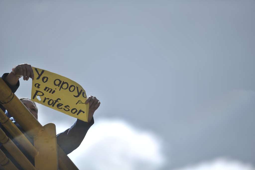 Profesores y estudiantes marchan por la calle 26 hacia el ministerio de educación, solicitando mejores condiciones para la educación y los docentes.