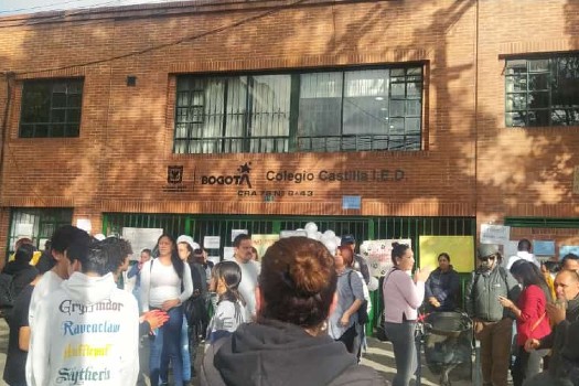 Padres de familia realizan plantón frente al colegio. El viernes 25 de agosto se realizará una velatón frente al Colegio Castilla I.E.D.