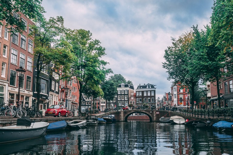 Una cita romántica en Ámsterdam no estaría mal. El precio de la cerveza es US$4.8, el servicio de taxi US$26.7 y la cena US$46.4