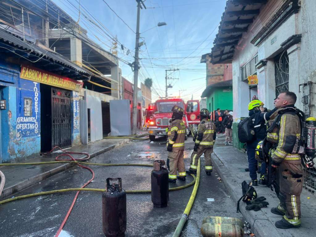 Bomberos controlan incendio en fábrica de muebles de Las Cruces, en la carrera séptima con calle 2. La emergencia, que fue controlada horas después, dejó varias viviendas afectadas y la fábrica totalmente destruida. Por fortuna no se reportaron personas lesionadas.