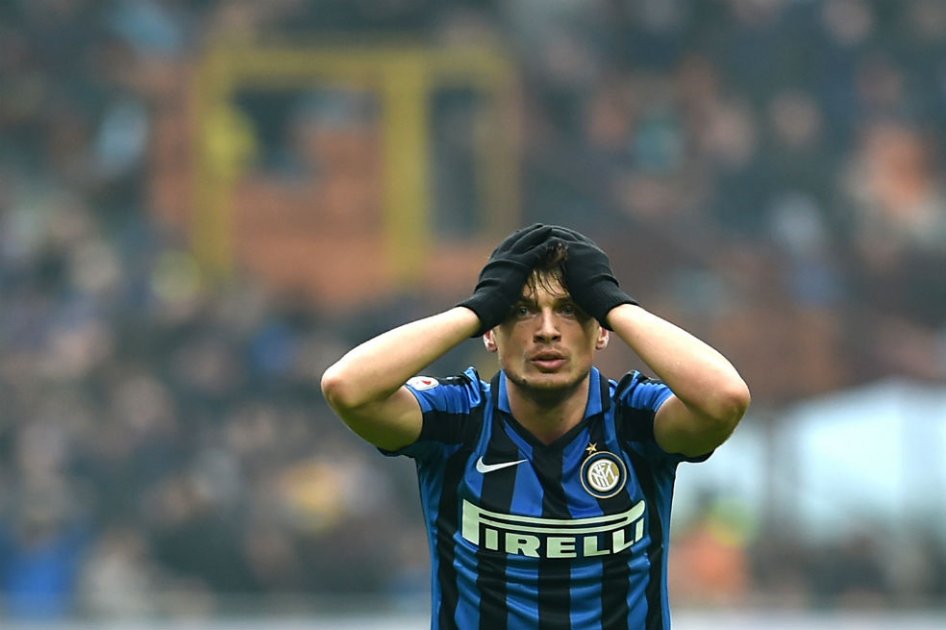 El delantero del Inter Adem Ljajic lamenta la agónica derrota de su equipo. Foto: AFP