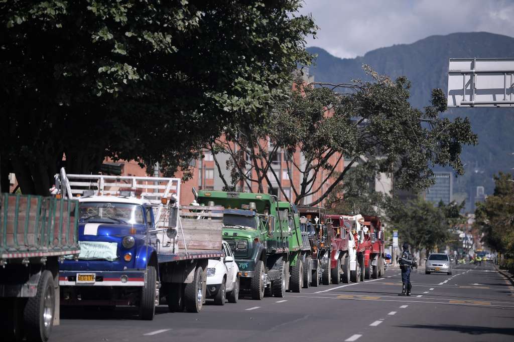 Decenas de transportadores de carga se manifestaron este lunes en la ciudad de Bogotá por el incremento del valor del combustible. Se movilizaron por varias vías de la capital hasta llegar al Ministerio de Transporte.