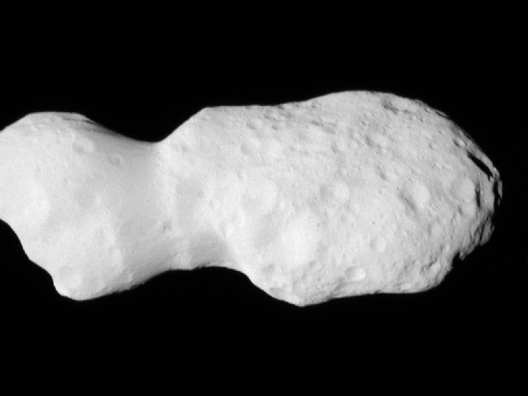 Sonda especial sobrevoló asteroide con forma inusual en el sistema solar: estas son las imágenes