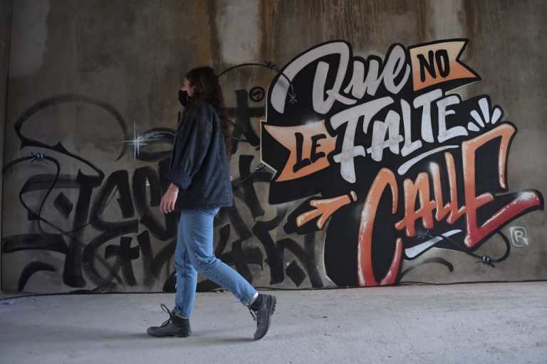 Una mujer caminando
