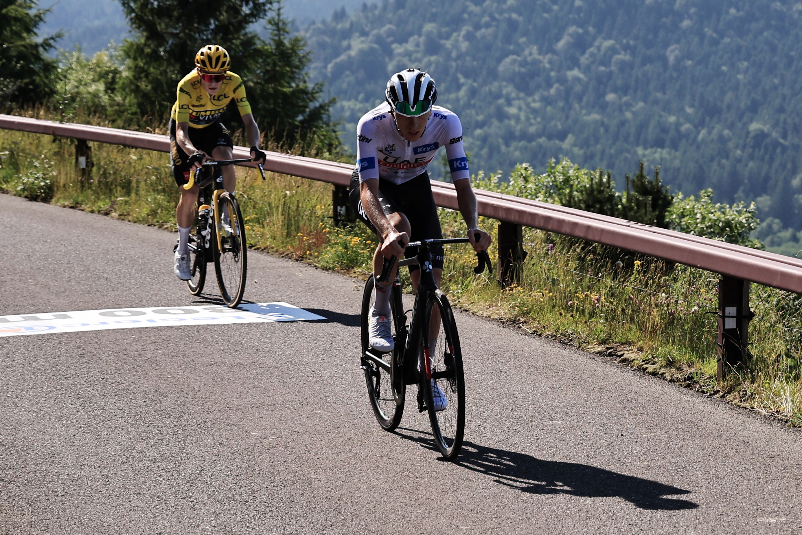 Puy De Dome (France), 08/07/2023.- White Jersey best young rider Slovenian rider Tadej Pogacar (R) of team UAE Team Emirates and Yellow Jersey overall leader Danish rider Jonas Vingegaard of team Jumbo-Visma in action on the ascent of Puy de Dome during the 9th stage of the Tour de France 2023, a 184kms race from Saint-Leonard-de-Noblat to Puy de Dome, France, 09 July 2023. (Ciclismo, Francia, Eslovenia) EFE/EPA/CHRISTOPHE PETIT TESSON