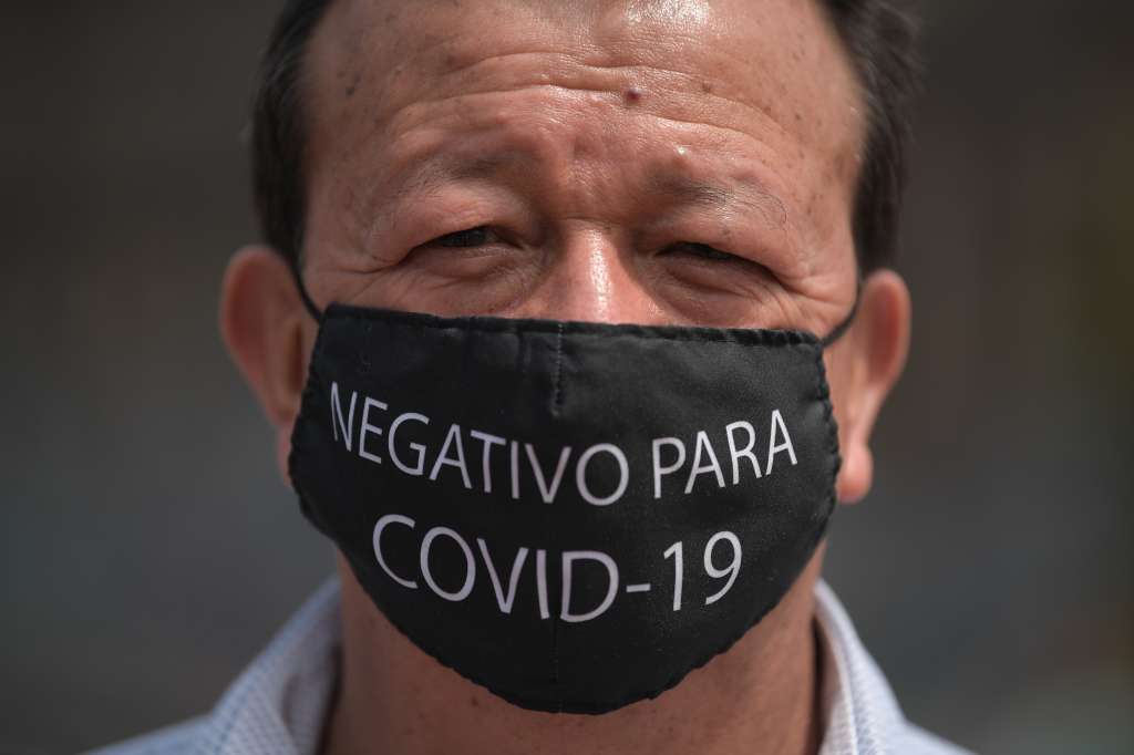 Comerciantes de las localidades en cuarentena estricta en Bogotá, salieron esta mañana a protestar ante la preocupación de que las nuevas medidas termine con el cierre de más negocios y locales. Tras diálogo con el Distrito se indicó que el próximo lunes 24 de agosto se evaluarán los indicadores para determinar si algunos sectores podrán salir antes del aislamiento.
