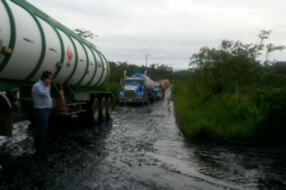 A principios de mes y también en Putumayo, las Farc obligaran a los conductores de tractomulas que transportaban petróleo a derramar alrededor de 200.000 galones de crudo. /Blu Radio
