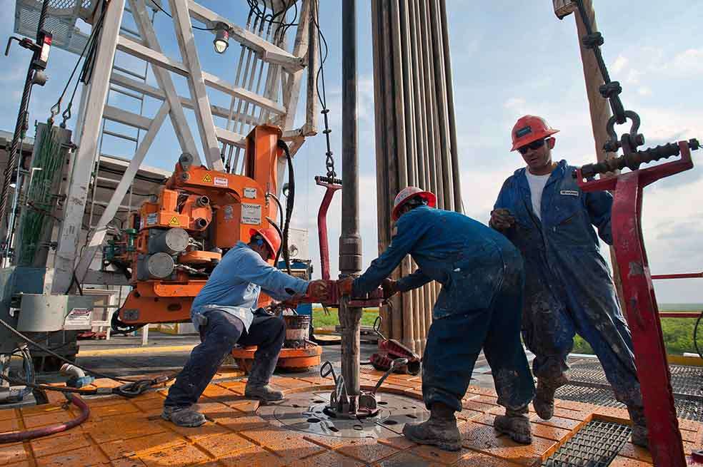 Irán y Venezuela están haciendo un llamado para generar recortes en la producción, pero la reducción no la harían ellos mismos, sino que la pedirían a los demás. / Bloomberg