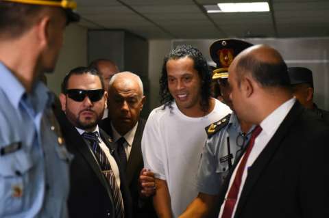 Ronaldinho fue "engañado en su buena fe" y quedó libre en Paraguay