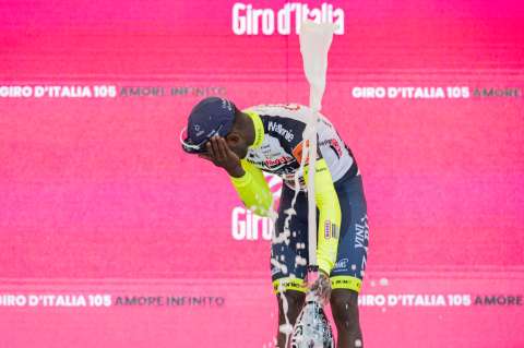 Video: Por accidente en la celebración, ganador de la etapa 10 se retiró del Giro