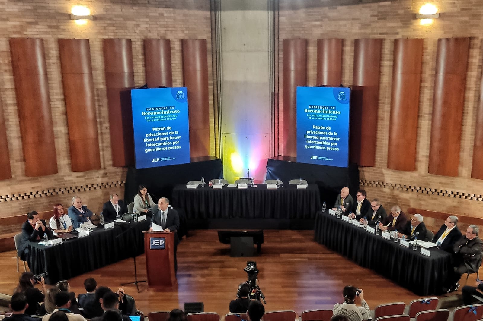 En la Biblioteca Virgilio Barco en Bogotá se desarrolla la audiencia de reconocimiento de las Farc en el caso del secuestro.