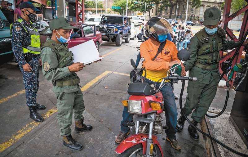 El lunes, cientos de venezolanos salieron a hacer fila para abastecerse de gasolina con los nuevos precios. / AFP