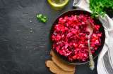Receta fácil en casa: ensalada de remolacha con papa y huevo