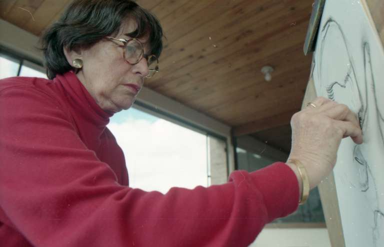 Beatriz González dibujando. Junio de 1998.