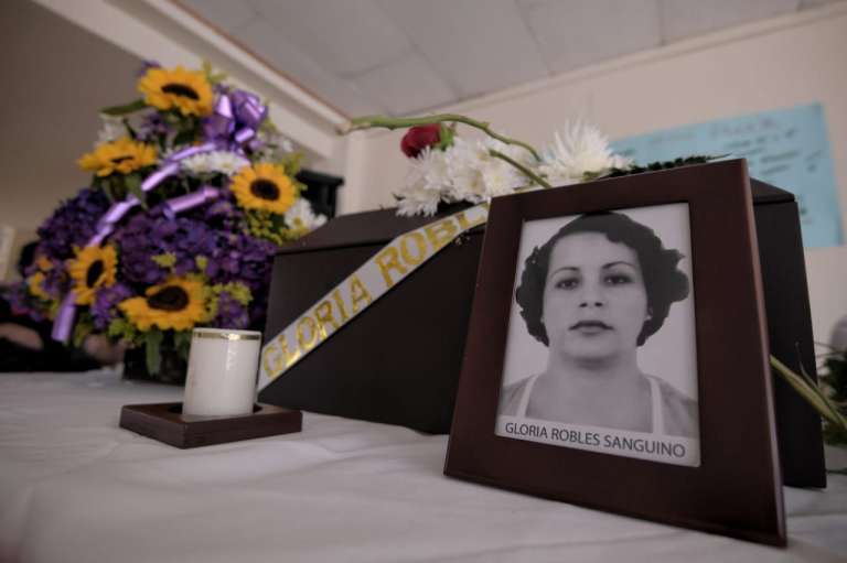 Fotografía del féretro donde yace el cuerpo de Gloria Robles junto a una imagen de ella.