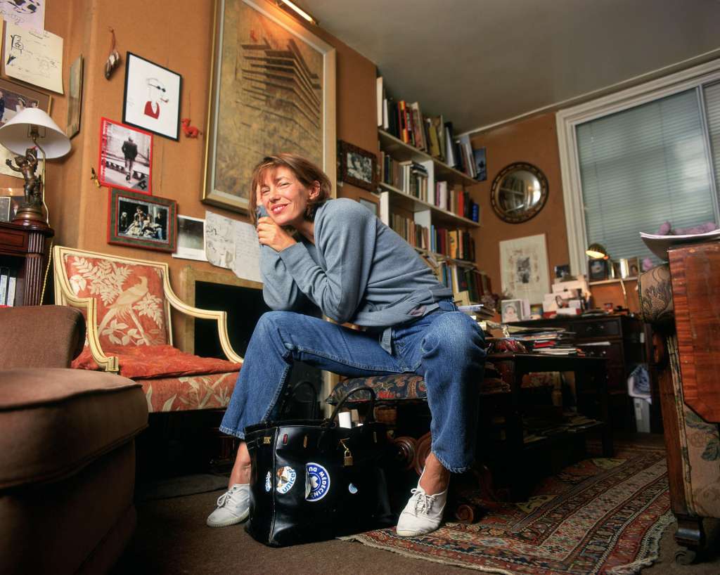 PARÍS, 05/06/2025.-Imagen de la actriz y cantante Jane Birkin con el primer bolso Birkin, diseñado y realizado por la firma Hermès para ella, por lo que lleva su apellido. Este primer bolso saldrá a subasta en la casa Sotheby's en París, en una venta que concluye el próximo 10 de julio. EFE/SOTHEBY'S SOLO USO EDITORIAL/SOLO DISPONIBLE PARA ILUSTRAR LA NOTICIA QUE ACOMPAÑA (CRÉDITO OBLIGATORIO)