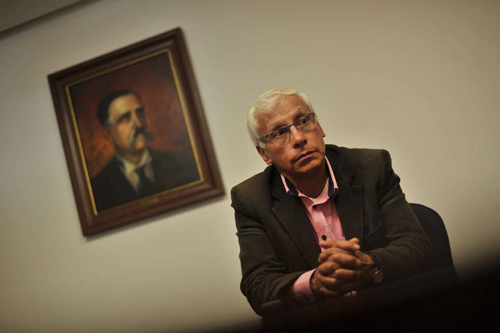 El médico Carlos Arturo Guerrero, investigador de la Universidad Nacional, estudia la utilidad del virus de la diarrea para combatir el cáncer. /Andrés Torres